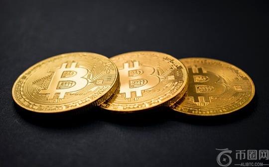 比特币在头肩形态中接近关键水平：它将突破阻力位还是面临进一步下跌？